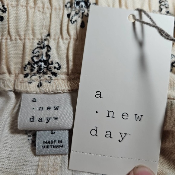 A New Day High-Rise Pull-On Shorts Womens Size L Creme New - Picture 6 of 7